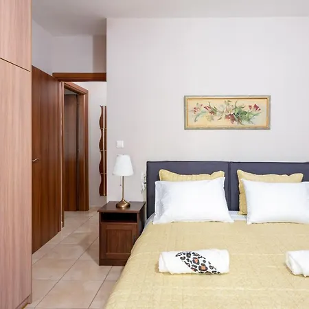 Eleni's Modern Apartment *